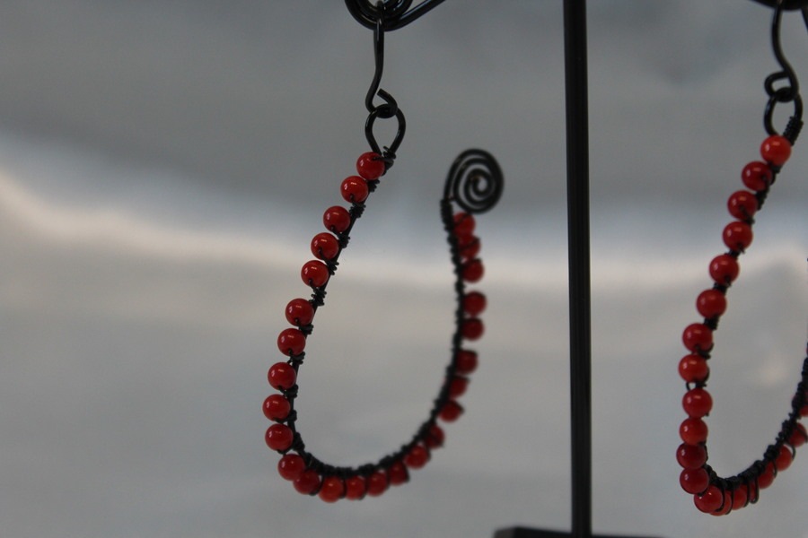 Boucle dOreille Fil Aluminium Noir et Perles de Corail Rouge (3)