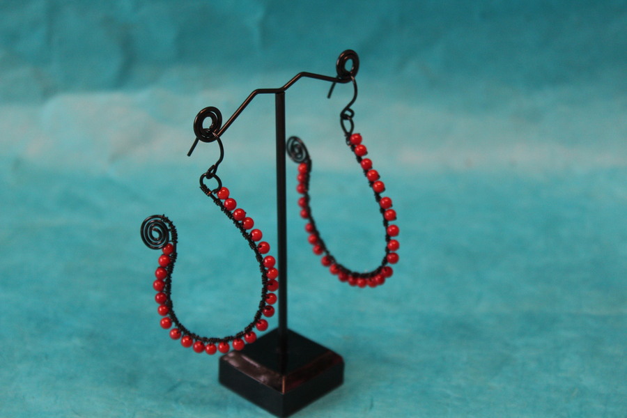 Boucle dOreille Fil Aluminium Noir et Perles de Corail Rouge (4)