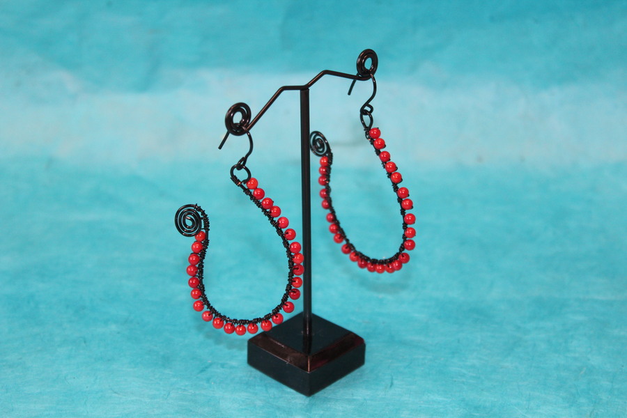 Boucle dOreille Fil Aluminium Noir et Perles de Corail Rouge (5)