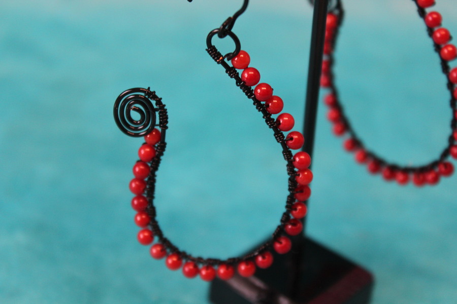 Boucle dOreille Fil Aluminium Noir et Perles de Corail Rouge (6)