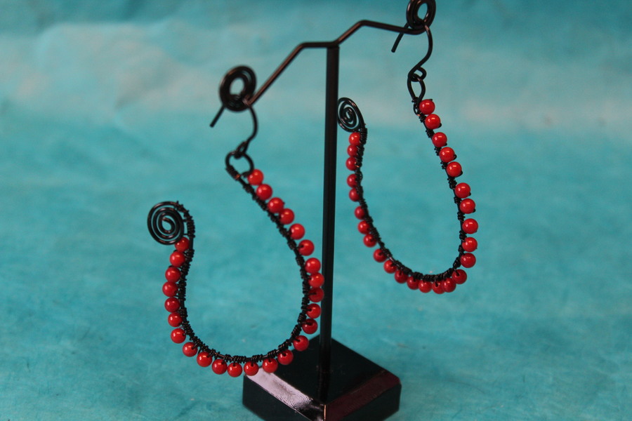 Boucle dOreille Fil Aluminium Noir et Perles de Corail Rouge (7)
