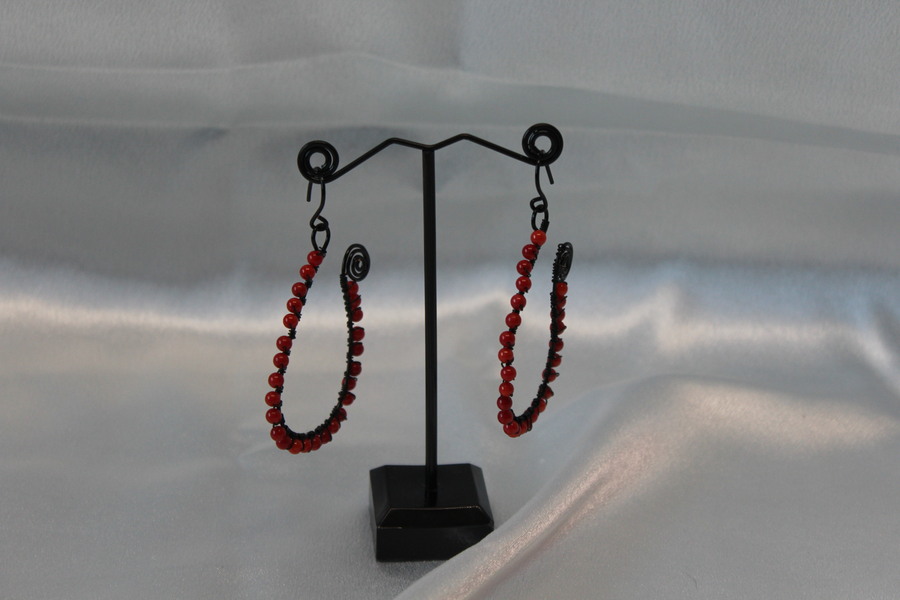 Boucle dOreille Fil Aluminium Noir et Perles de Corail Rouge