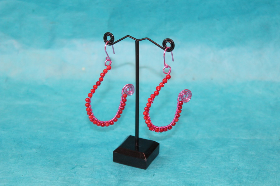 Boucle dOreille Fil Aluminium Rose et Perles de Corail Rouge (3)