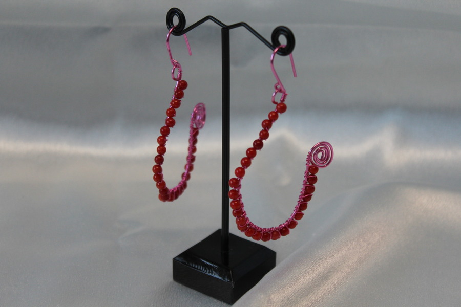 Boucle dOreille Fil Aluminium Rose et Perles de Corail Rouge (2)