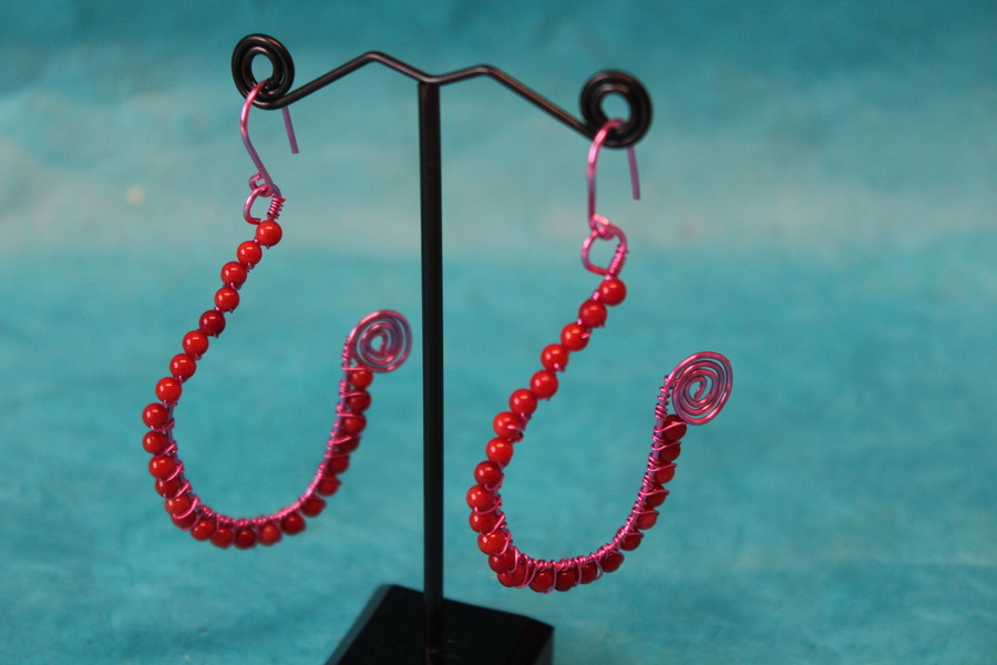 Boucle dOreille Fil Aluminium Rose et Perles de Corail Rouge (4)