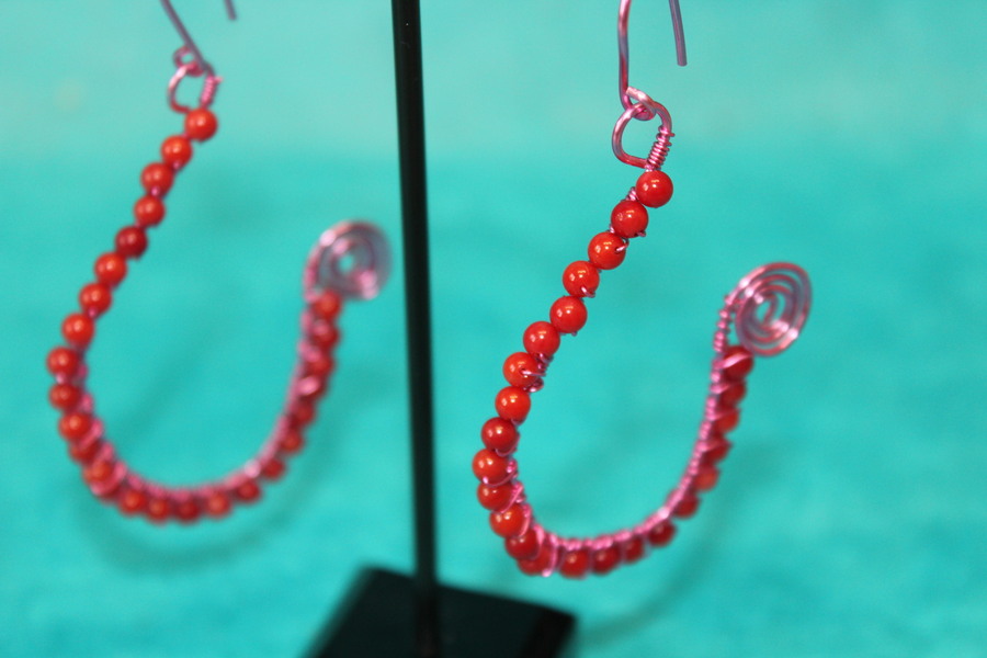 Boucle dOreille Fil Aluminium Rose et Perles de Corail Rouge (6)