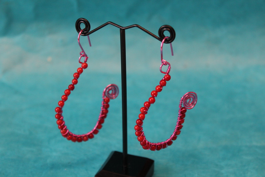 Boucle dOreille Fil Aluminium Rose et Perles de Corail Rouge (5)
