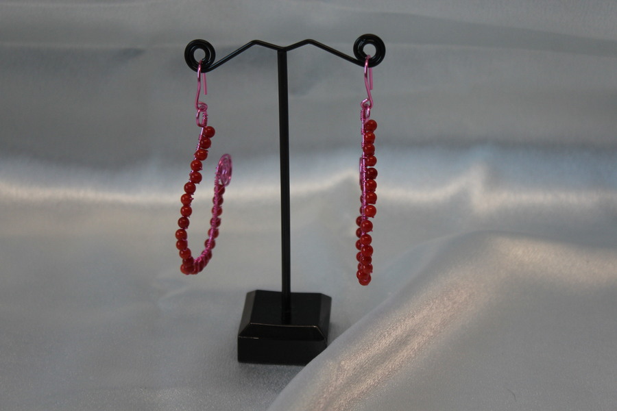 Boucle dOreille Fil Aluminium Rose et Perles de Corail Rouge