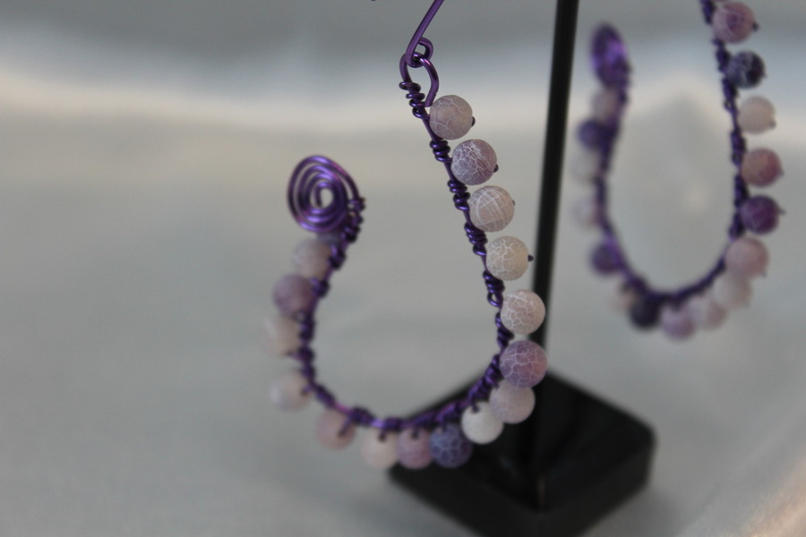 Boucle dOreille Fil Aluminium Violet et Perles dAgate Violette Craquelées (3)
