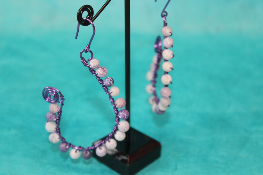Boucle dOreille Fil Aluminium Violet et Perles dAgate Violette Craquelées (5)