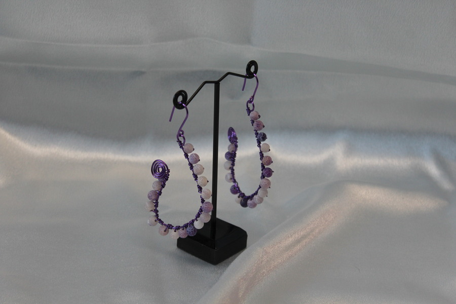 Boucle dOreille Fil Aluminium Violet et Perles dAgate Violette Craquelées