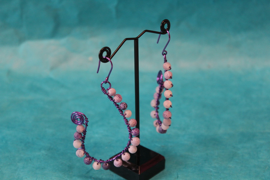 Boucle d'Oreille Fil Aluminium Violet et Perles d'Agate Violette Craquelées (4)