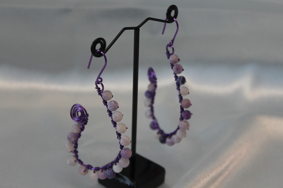 Boucle dOreille Fil Aluminium Violet et Perles dAgate Violette Craquelées (2)