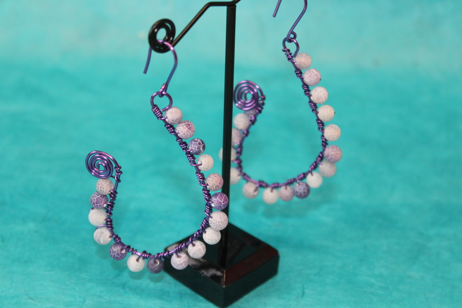 Boucle dOreille Fil Aluminium Violet et Perles dAgate Violette Craquelées (6)