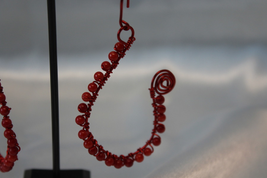 Boucle dOreille Fil Aluminium Rouge et Perles de Corail Rouge (2)