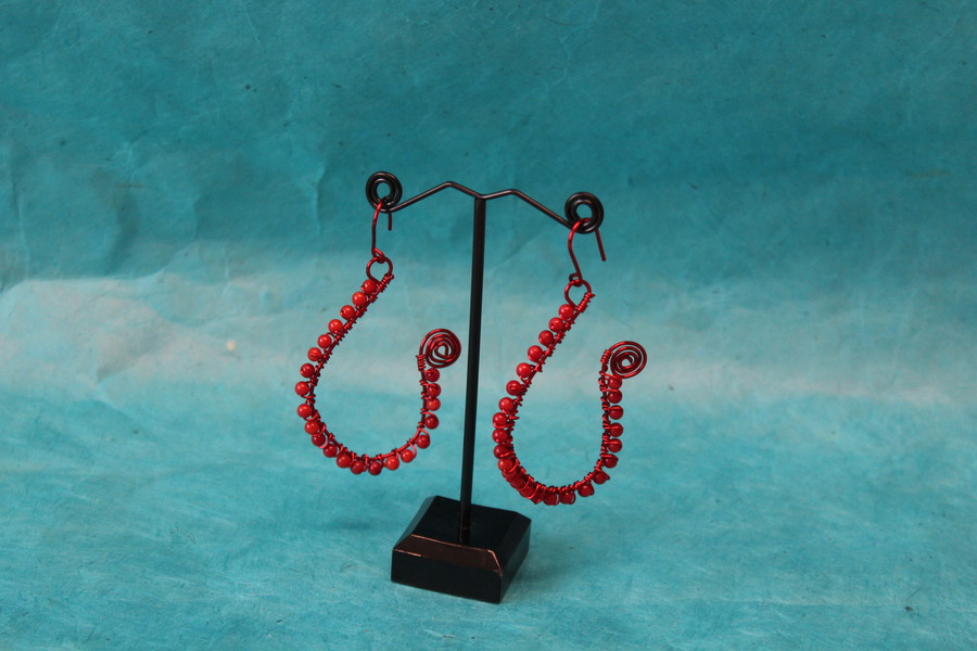Boucle dOreille Fil Aluminium Rouge et Perles de Corail Rouge (3)
