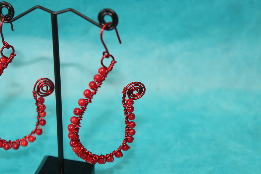 Boucle dOreille Fil Aluminium Rouge et Perles de Corail Rouge (5)
