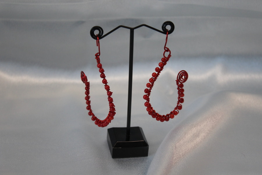 Boucle dOreille Fil Aluminium Rouge et Perles de Corail Rouge
