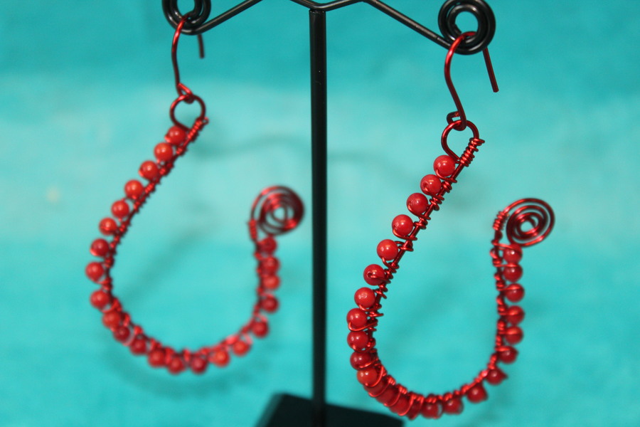 Boucle dOreille Fil Aluminium Rouge et Perles de Corail Rouge (6)