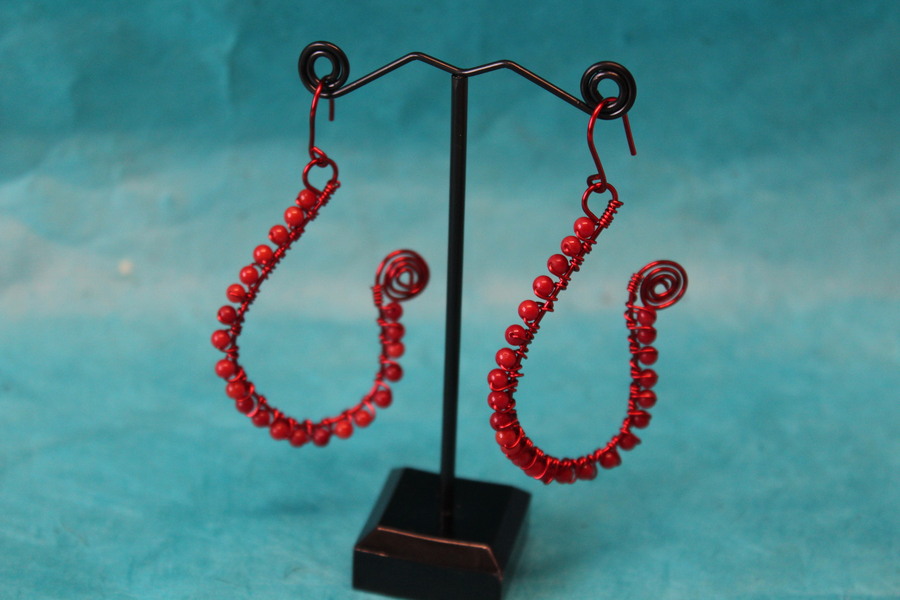 Boucle dOreille Fil Aluminium Rouge et Perles de Corail Rouge (4)