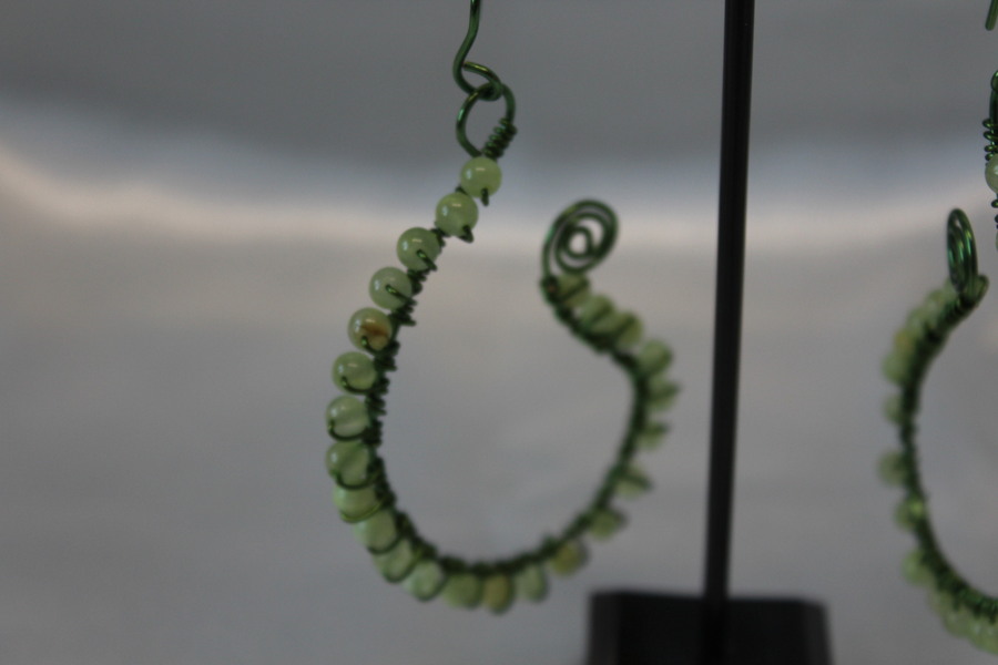 Boucle dOreille Fil Aluminium Vert et Perles de Fluorine Verte (3)