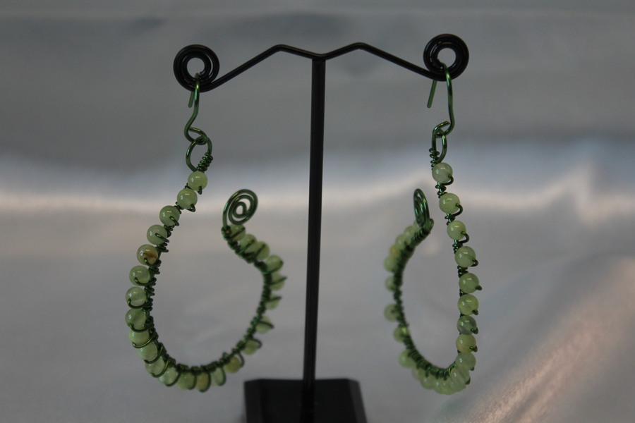 Boucle dOreille Fil Aluminium Vert et Perles de Fluorine Verte (2)