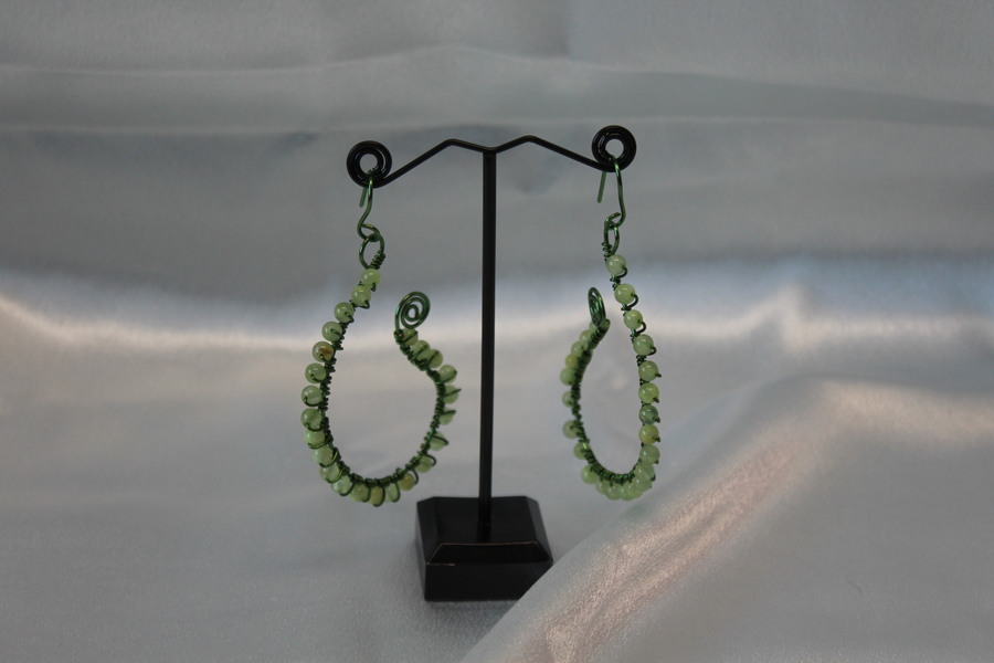 Boucle dOreille Fil Aluminium Vert et Perles de Fluorine Verte