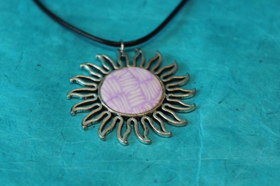 Collier Coton Ciré Noir Support Soleil et Polymere Blanche et Parme (3)