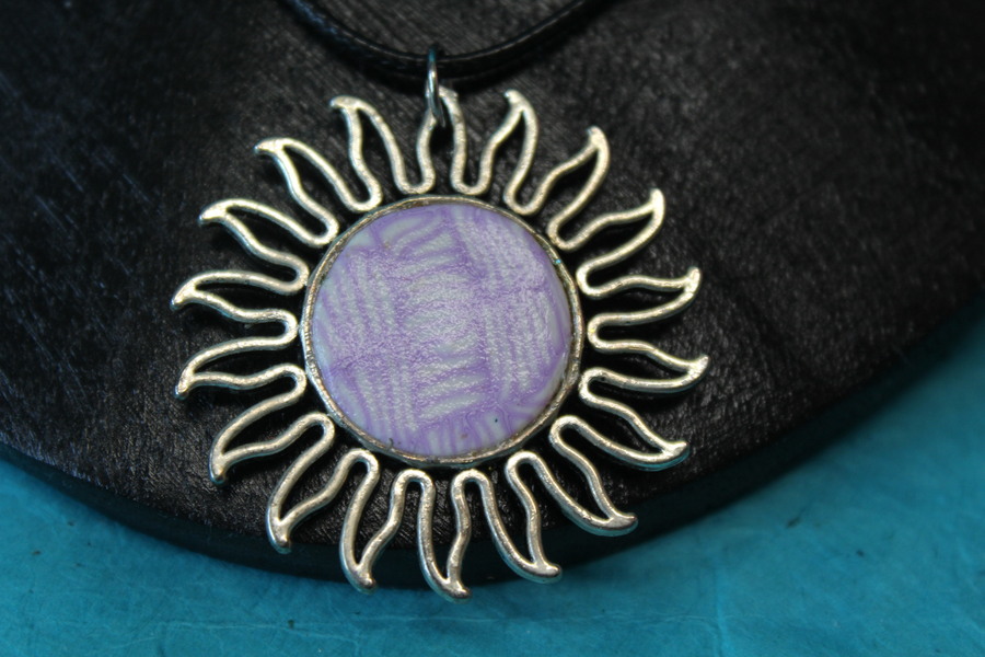 Collier Coton Ciré Noir Support Soleil et Polymere Blanche et Parme (5)