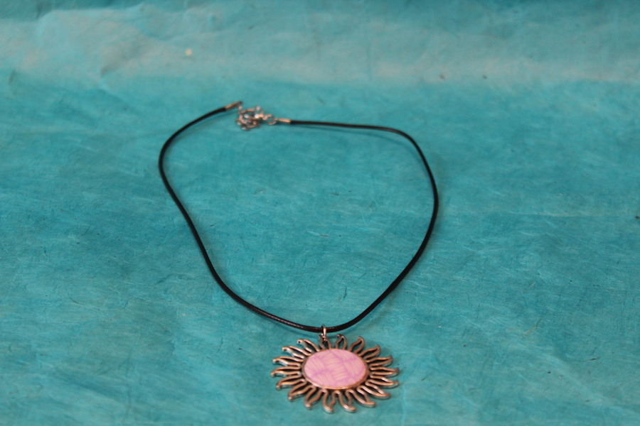 Collier Coton Ciré Noir Support Soleil et Polymere Blanche et Parme
