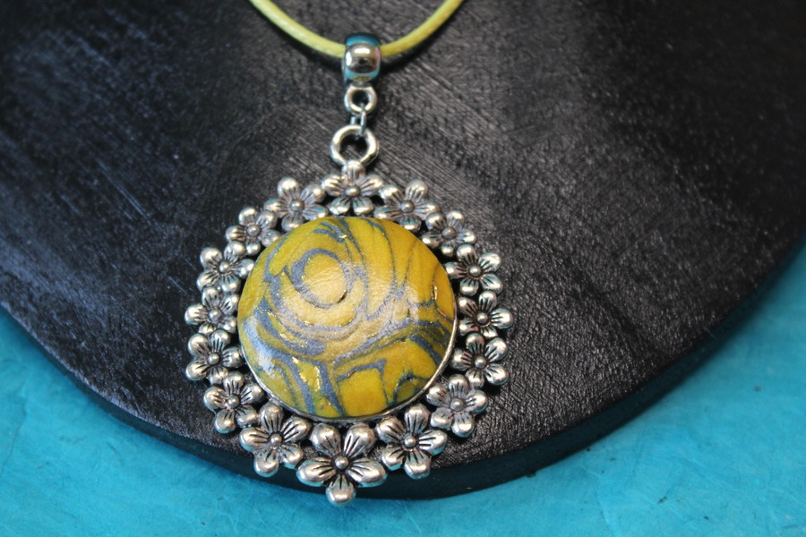 Collier Coton Ciré, Support Couronne de Fleurs et Polymère Or et Argent Métallisés (2)