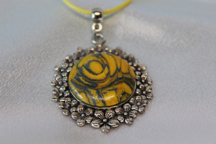Collier Coton Ciré, Support Couronne de Fleurs et Polymère Or et Argent Métallisés (5)
