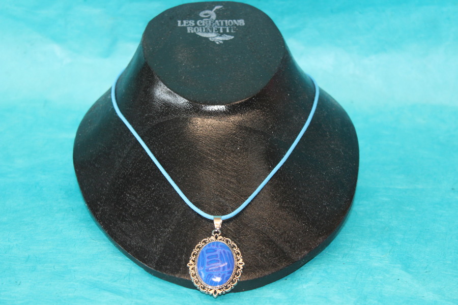 Collier Coton Ciré Bleu, Support Style Baroque, Polymère Tons Bleus et Rose (4)