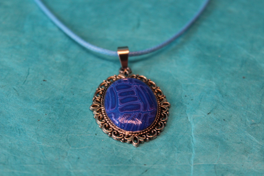 Collier Coton Ciré Bleu, Support Style Baroque, Polymère Tons Bleus et Rose (2)