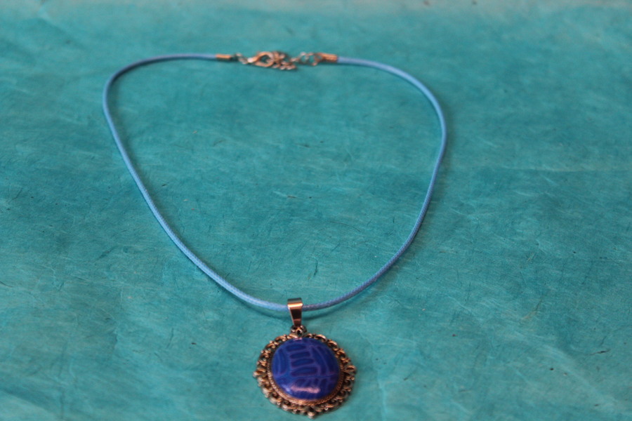 Collier Coton Ciré Bleu, Support Style Baroque, Polymère Tons Bleus et Rose