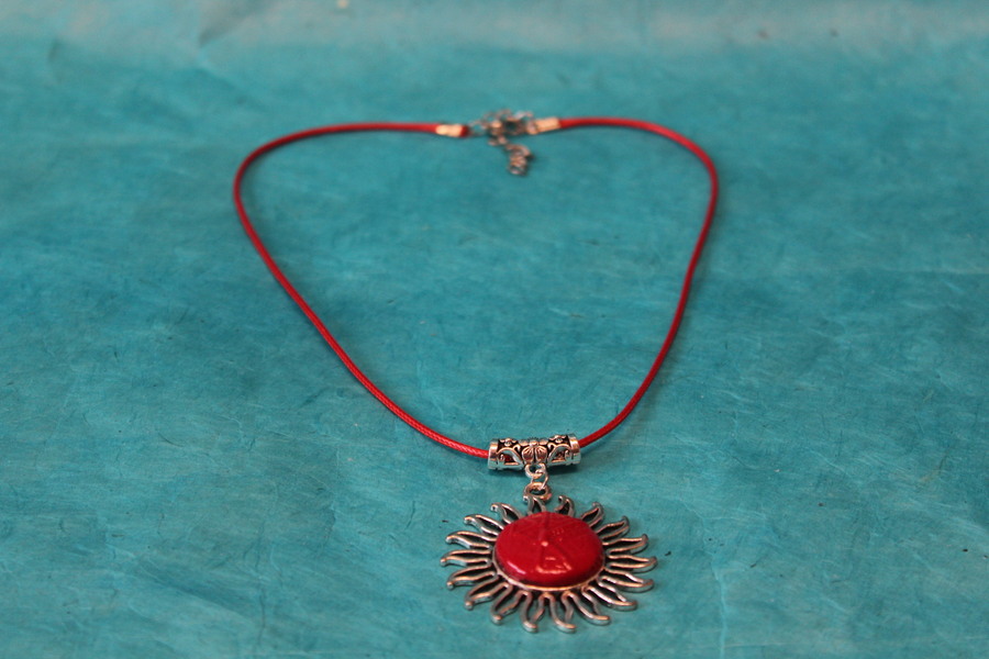 Collier Coton Ciré Rouge, Support Soleil et Polymère Rouge