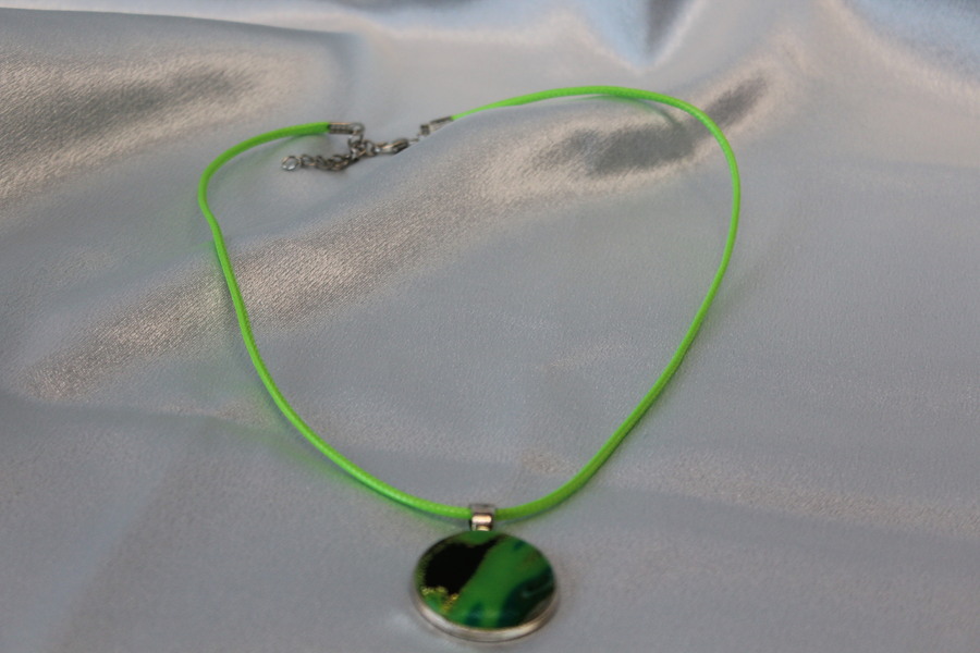 Collier Coton Ciré Vert Anis, Support Rond et Polymère Multicolores (4)