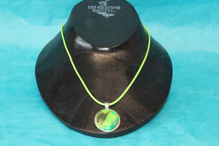 Collier Coton Ciré Vert Anis, Support Rond et Polymère Multicolores