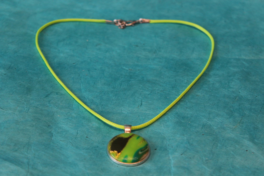 Collier Coton Ciré Vert Anis, Support Rond et Polymère Multicolores (3)