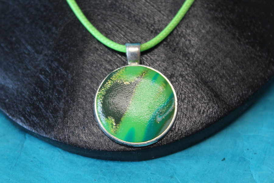 Collier Coton Ciré Vert Anis, Support Rond et Polymère Multicolores (2)