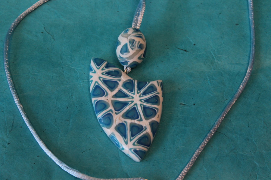 Collier Satin Bleu et Pendentif Forme Blason et Perles en Pâte Polymère (2)