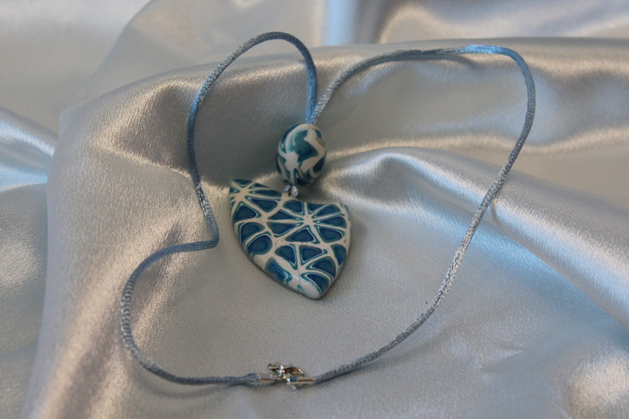 Collier Satin Bleu et Pendentif Forme Blason et Perles en Pâte Polymère (5)