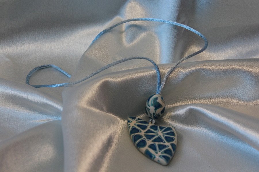 Collier Satin Bleu et Pendentif Forme Blason et Perles en Pâte Polymère (3)