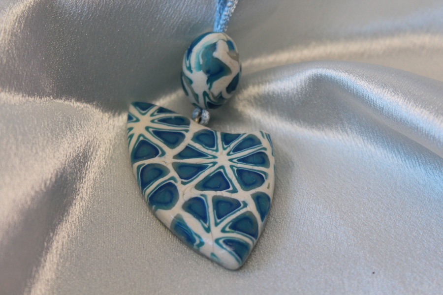 Collier Satin Bleu et Pendentif Forme Blason et Perles en Pâte Polymère (4)