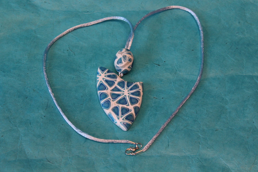 Collier Satin Bleu et Pendentif Forme Blason et Perles en Pâte Polymère