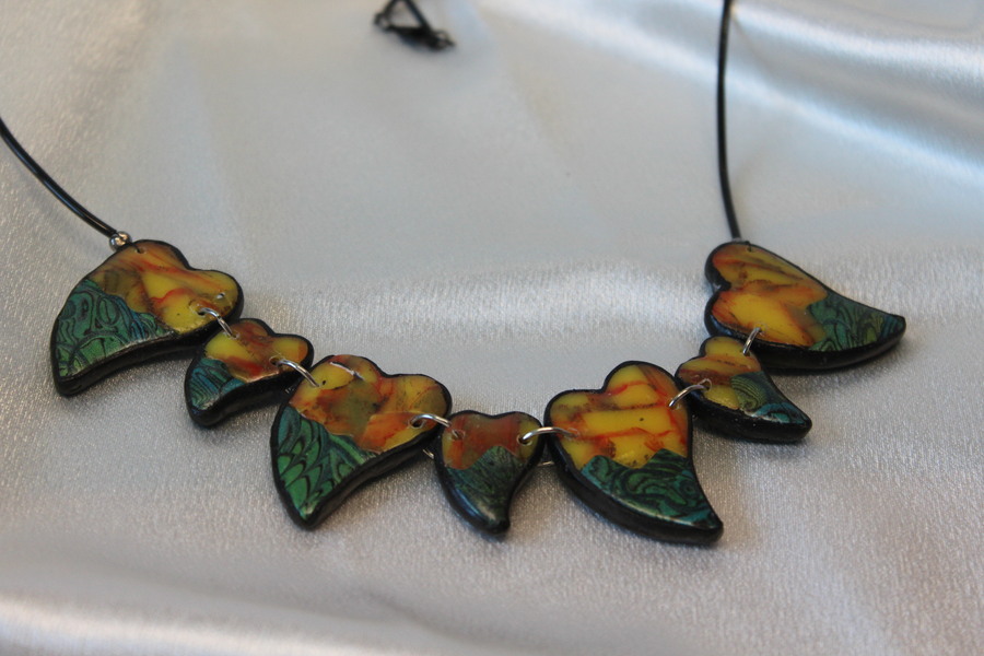 Collier aux Coeurs en Polymere 2 Tons (2)