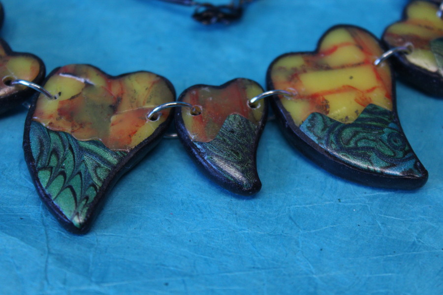Collier aux Coeurs en Polymere 2 Tons (7)