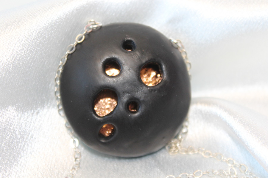 Collier Chaine Argenté, Pendentif Dôme Noir Ajouré et Fond Doré (4)
