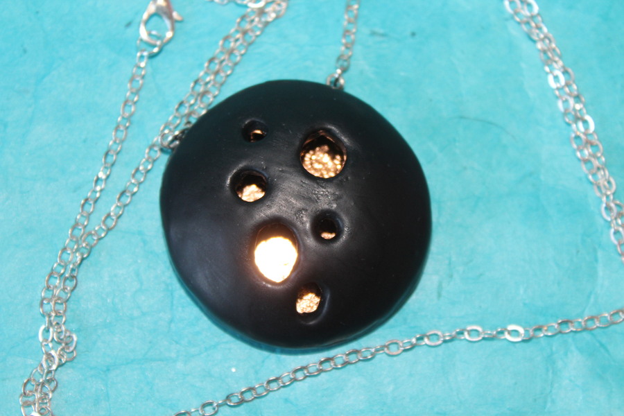 Collier Chaine Argenté, Pendentif Dôme Noir Ajouré et Fond Doré (2)