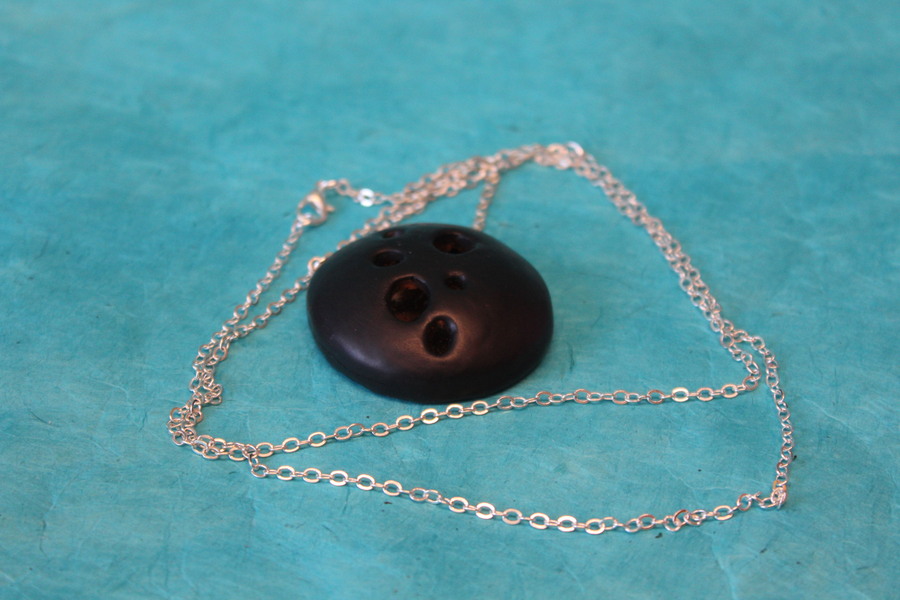 Collier Chaine Argenté, Pendentif Dôme Noir Ajouré et Fond Doré